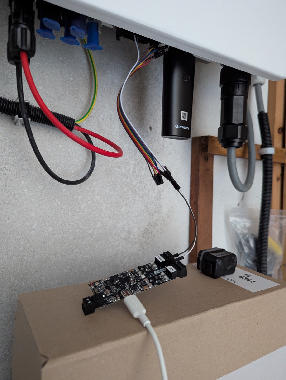 LilyGO T-CAN485 ESP32 aangesloten op Growatt-omvormer via RS485 (A en B)