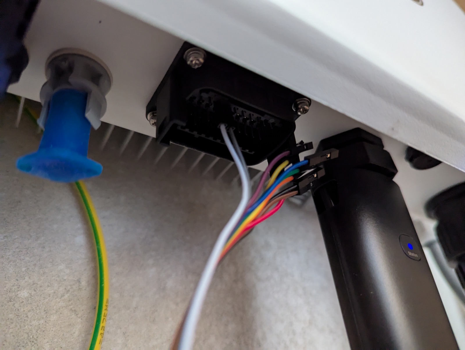 Detail van Dupont-kabels op de RS485-poorten van de Growatt MOD 4000 TL3-XH