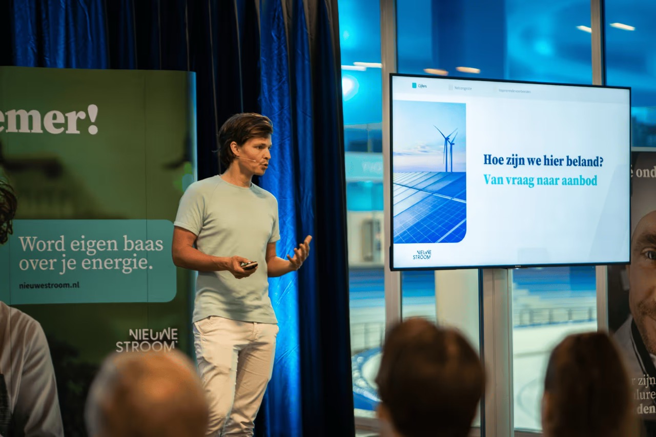 Danny Oosterveer van De Groene Nerds spreekt op een podium over de energietransitie