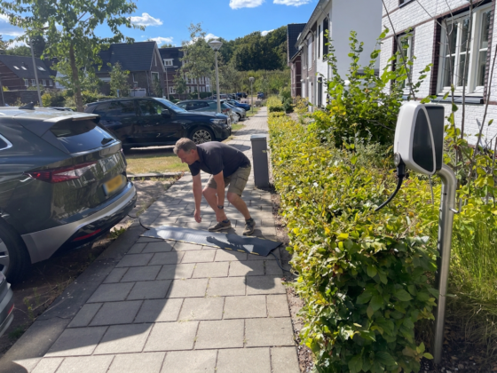Nationaal Onderzoek Stoepladen 2026: in ruim vier op de tien gemeenten mag stoepladen